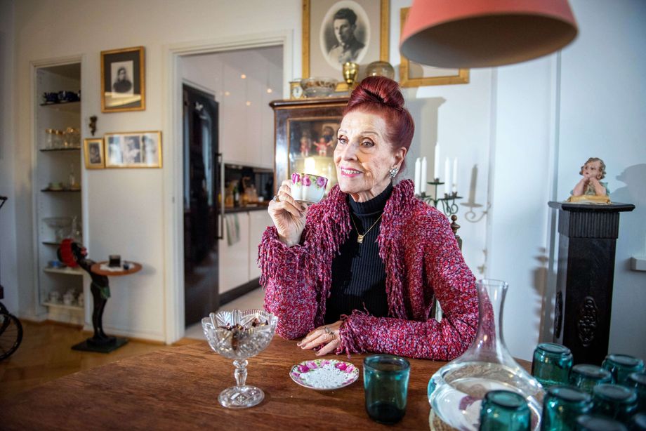 Aira Samulin kotonaan kahvikuppi kädessä