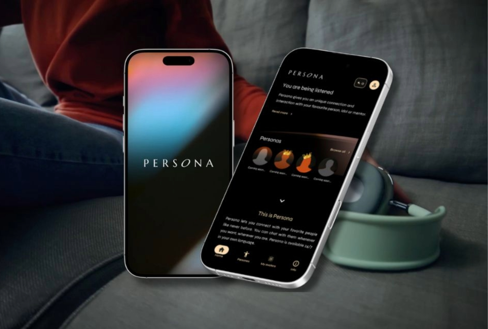 Persona-sovellus kahdella puhelimella sohvalla