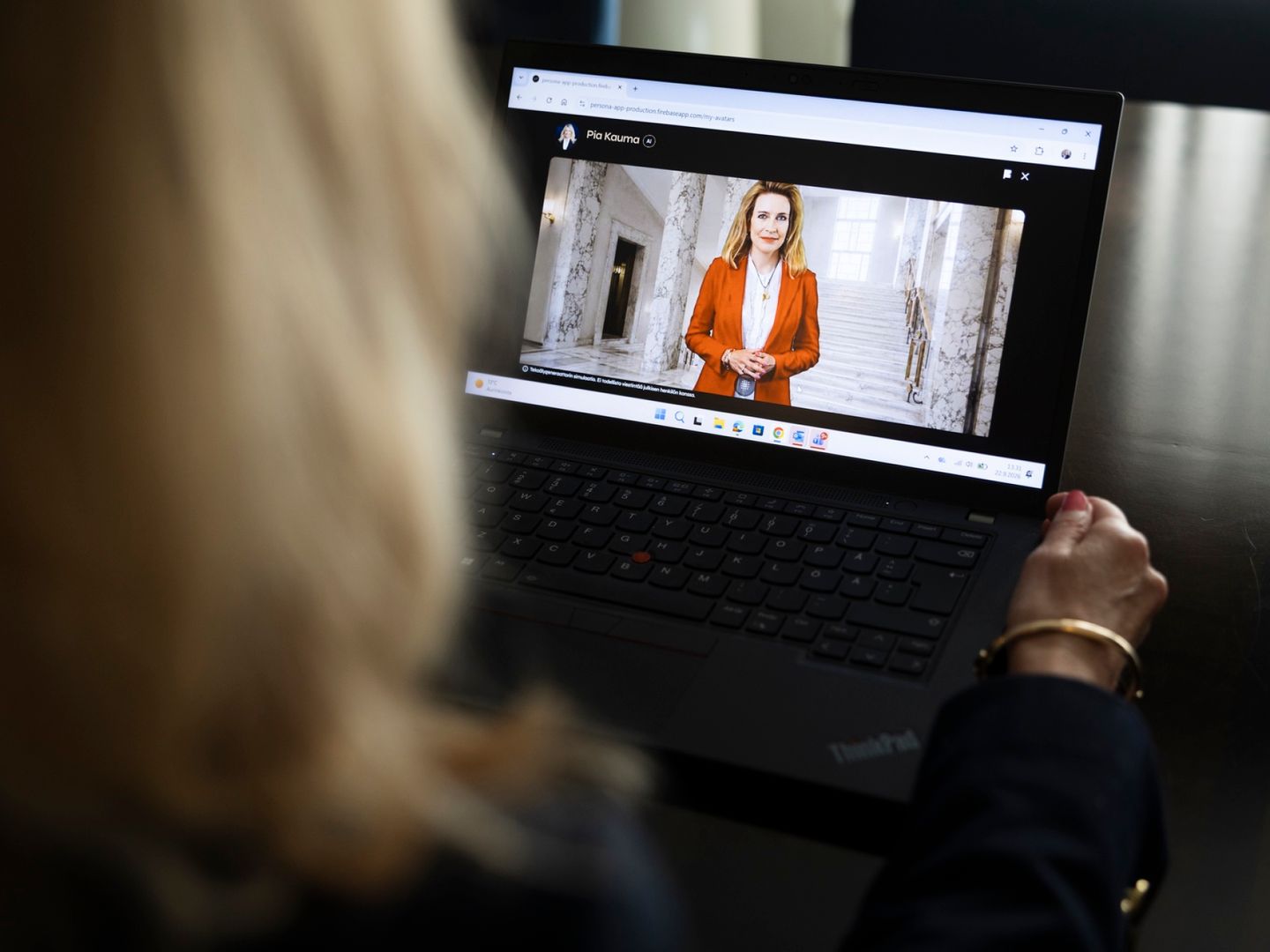 Pia Kauman tekoälyavatar kannettavan tietokoneen näytöllä